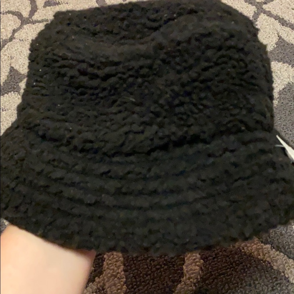 Black sherpa fur bucket hat
